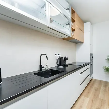 Rentero Bright New With Balcony Near O2 Arena *