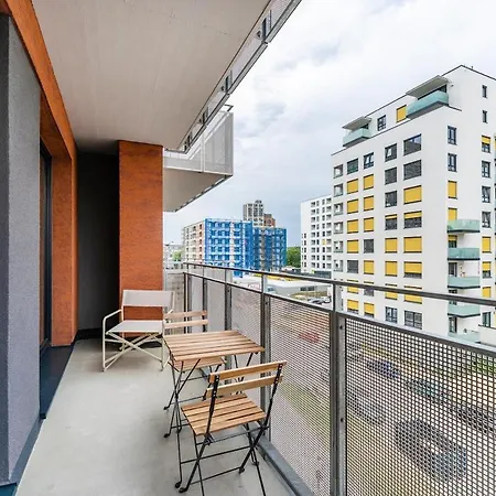 Rentero Bright New With Balcony Near O2 Arena