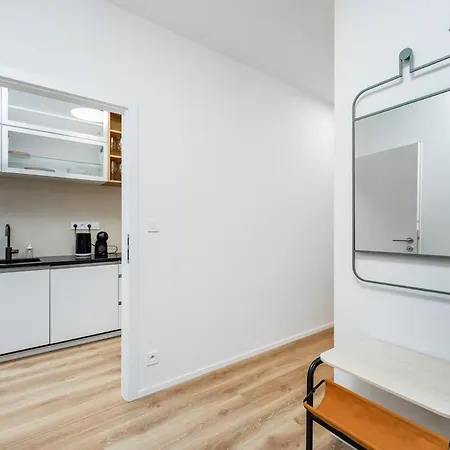 Rentero Bright New With Balcony Near O2 Arena *
